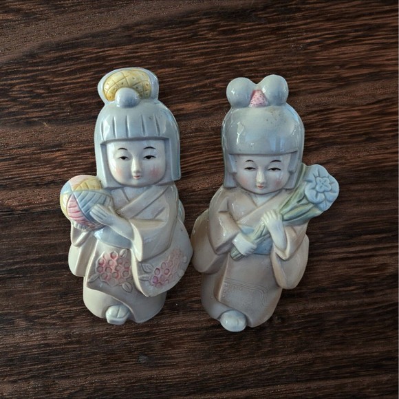 2 Vintage Porcelain Geisha Figurines Ball Flowers 6.5" Tall Blue Bows Taiwan - Picture 1 of 10